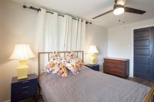 ピッツバーグにあるBeautiful One Bedroom City Oasisのベッドルーム1室(枕、ランプ2つ付)