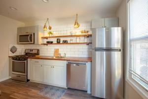 ピッツバーグにあるBeautiful One Bedroom City Oasisのキッチン(ステンレス製の冷蔵庫付)