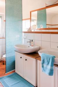 ein Badezimmer mit 2 Waschbecken und einem Spiegel in der Unterkunft Charmante, großzügige Ferienwohnung Villa Fleurie in Bretten