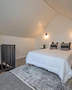 Un dormitorio con una gran cama blanca con almohadas. en Hip and Bright Lawerenceville 2 Bed Easy Parking, en Pittsburgh