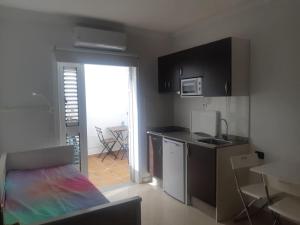 una cucina con letto e una cucina con lavandino di Desconecta en la isla mítica ad Arrecife