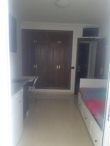 una camera con letto e armadi in legno di Desconecta en la isla mítica ad Arrecife Altre 14 foto