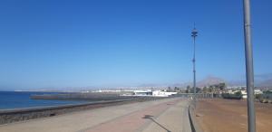 un lampione su un marciapiede accanto all'acqua di Desconecta en la isla mítica ad Arrecife