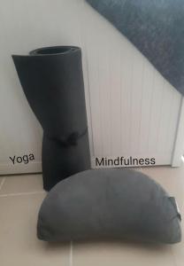 un vaso nero seduto accanto ad acqua luitous di Desconecta en la isla mítica ad Arrecife