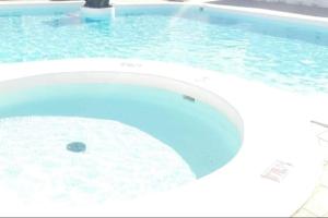 a white bath tub in a swimming pool at Desconecta en la isla mítica in Arrecife +13 photos