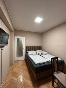 A television and/or entertainment centre at Apartman Iva II