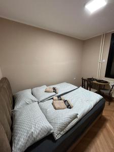 A bed or beds in a room at Apartman Iva II