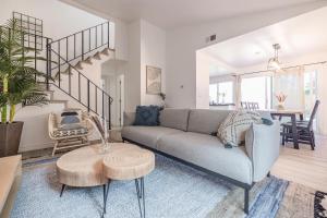 sala de estar con sofá y mesa en @ Marbella Lane - Cozy & Bright Duplex in W Covina, en West Covina
