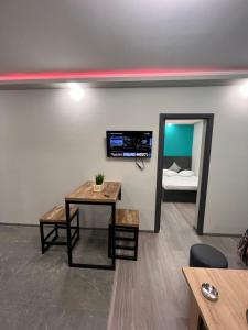 TV a/nebo společenská místnost v ubytování ROMANTIC ATMOSPHERE Self Check In