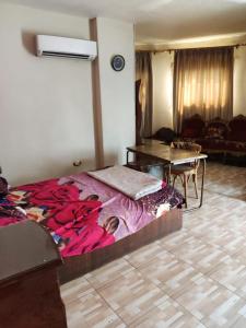 - une chambre avec un grand lit et une table dans l'établissement سرايات المعادي القاهرة, au Caire
