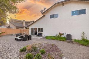 una casa con patio frente a ella en @ Marbella Lane - Cozy & Bright Duplex in W Covina, en West Covina