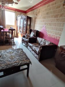 - un salon avec un canapé et une table dans l'établissement سرايات المعادي القاهرة, au Caire