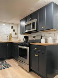 Kjøkken eller kjøkkenkrok på Modern & Chic XL Studio w EZ City Airport Access