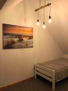 a room with a bed and a painting on the wall at Ferienwohnung Friesenstube in Zetel