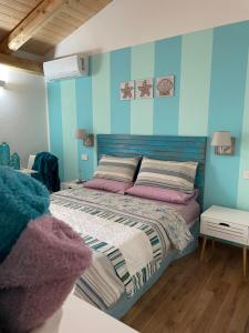 1 dormitorio con 1 cama y paredes azules en Torremana en Càbras