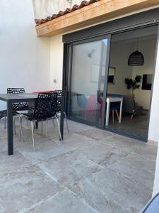 Patio alebo iná vonkajšia časť ubytovania Duplex terrasse vue mer - Soleil Levant La Ciotat
