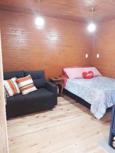 Säng eller sängar i ett rum på Pousada Chales Aconchego Serrano