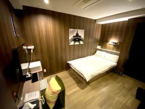 um pequeno quarto com uma cama e um microscópio em hotel mio omiya - Vacation STAY 64001v em Saitama