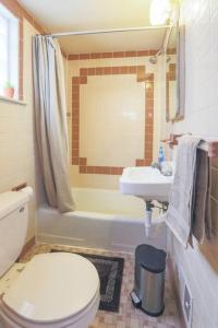 匹茲堡的住宿－Stylish and Refined with Easy City Access，浴室配有白色卫生间和盥洗盆。