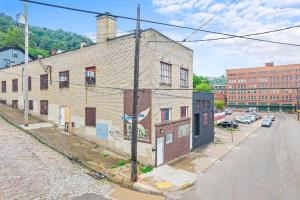 een oud bakstenen gebouw aan de kant van een straat bij Trendy & Hip South Side Studio Walk to Downtown in Pittsburgh