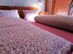 two beds sitting next to each other in a bedroom at Staudachhof in Althofen