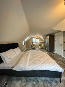 Un dormitorio con una cama grande en una habitación. en Villa Fivestar Plus, en Sakarya 23 fotos más