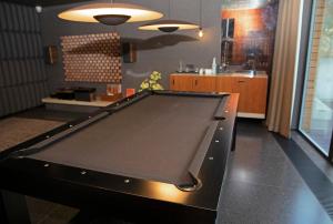 Biliardový stôl v ubytovaní Luxus Apartament Rodzinny z sauną i siłownią