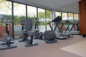 a gym with a bunch of exercise bikes and treadmills at Luxus Apartament Rodzinny z sauną i siłownią in Gdańsk
