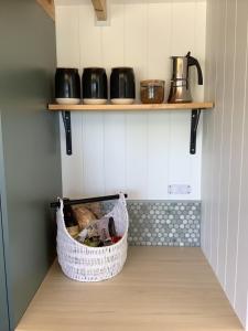 una cesta sentada en un estante en una cocina en Eppalock Hilltop Retreat 