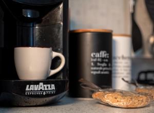 Coffee and tea making facilities at Maison Blanche: appartamento elegante con parcheggio privato