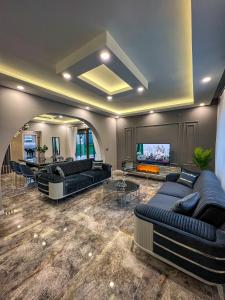 Una gran sala de estar con sofás y un televisor. en Villa Fivestar Plus, en Sakarya