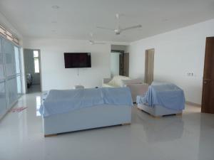 Sala de estar blanca con cama y sofá en Casa Quinta piscina privada y jacuzzi en cercanías a Girardot, en Girardot
