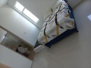 1 dormitorio con 1 cama en una habitación en Casa Quinta piscina privada y jacuzzi en cercanías a Girardot, en Girardot