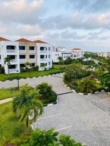 una vista aérea de un complejo con palmeras y edificios en The hayce residence, en Kilifi