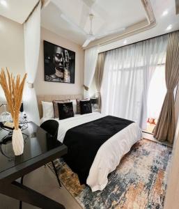 sypialnia z łóżkiem, biurkiem i oknem w obiekcie The hayce residence w mieście Kilifi