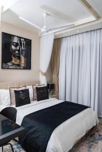 sypialnia z dużym łóżkiem z czarnym kocem w obiekcie The hayce residence w mieście Kilifi