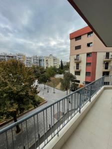 einen Balkon mit Blick auf eine Stadt mit Gebäuden in der Unterkunft Νέο διαμέρισμα πολυκατοικίας σε ιστορικό κέντρο in Thessaloniki