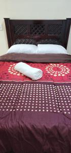 Una cama con dos almohadas encima. en Habitaciones Mimado morelia en Morelia