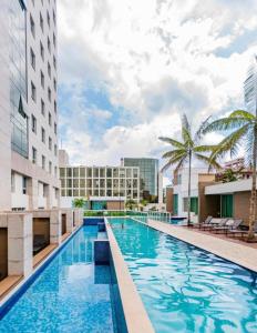 uma piscina no meio de um edifício em Flat Jade Hotel Brasília em Brasília