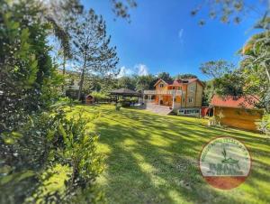 a large yard with a large house and a large yard sidx sidx sidx at Villa encantadora pino alto J4 in Jarabacoa