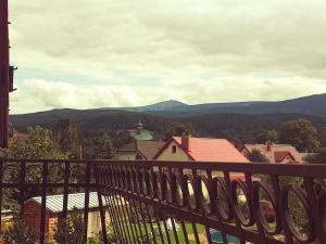 desde el balcón de una ciudad con montañas en u Ptaka - Podgórzyn en Podgórzyn