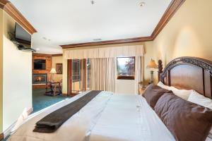 1 dormitorio con 1 cama grande en una habitación en Stock Farm Inn, en Hopland