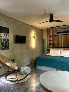 een slaapkamer met een bed en een tafel en stoelen bij LOTE4 - LGBTQ Studios in Playa del Carmen