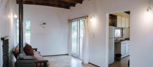 a living room with a door leading to a kitchen at Descanso en La Caleta in Mar de Cobo