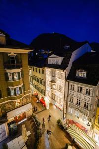 una vista aérea de una ciudad con edificios por la noche en Your Stay in Bolzano, en Bolzano