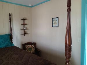Postel nebo postele na pokoji v ubytování Tombstone Bordello Bed & Breakfast