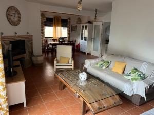 sala de estar con sofá y mesa en Encanto - Pinilla del Valle, en Pinilla del Valle