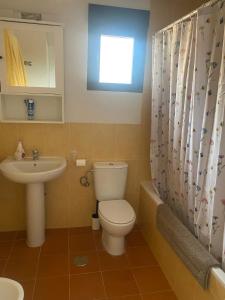 La salle de bains est pourvue de toilettes et d'un lavabo. dans l'établissement Encanto - Pinilla del Valle, à Pinilla del Valle
