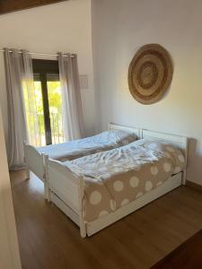 1 cama en un dormitorio con ventana en Encanto - Pinilla del Valle, en Pinilla del Valle