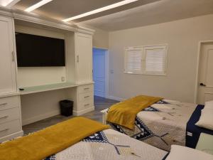 1 Schlafzimmer mit 2 Betten und einem Flachbild-TV in der Unterkunft Casa Escamela Suites privadas in Orizaba
